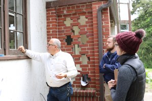 Ron Koenig of Building Arts Conservation discusses paint sampling with the EMU students.